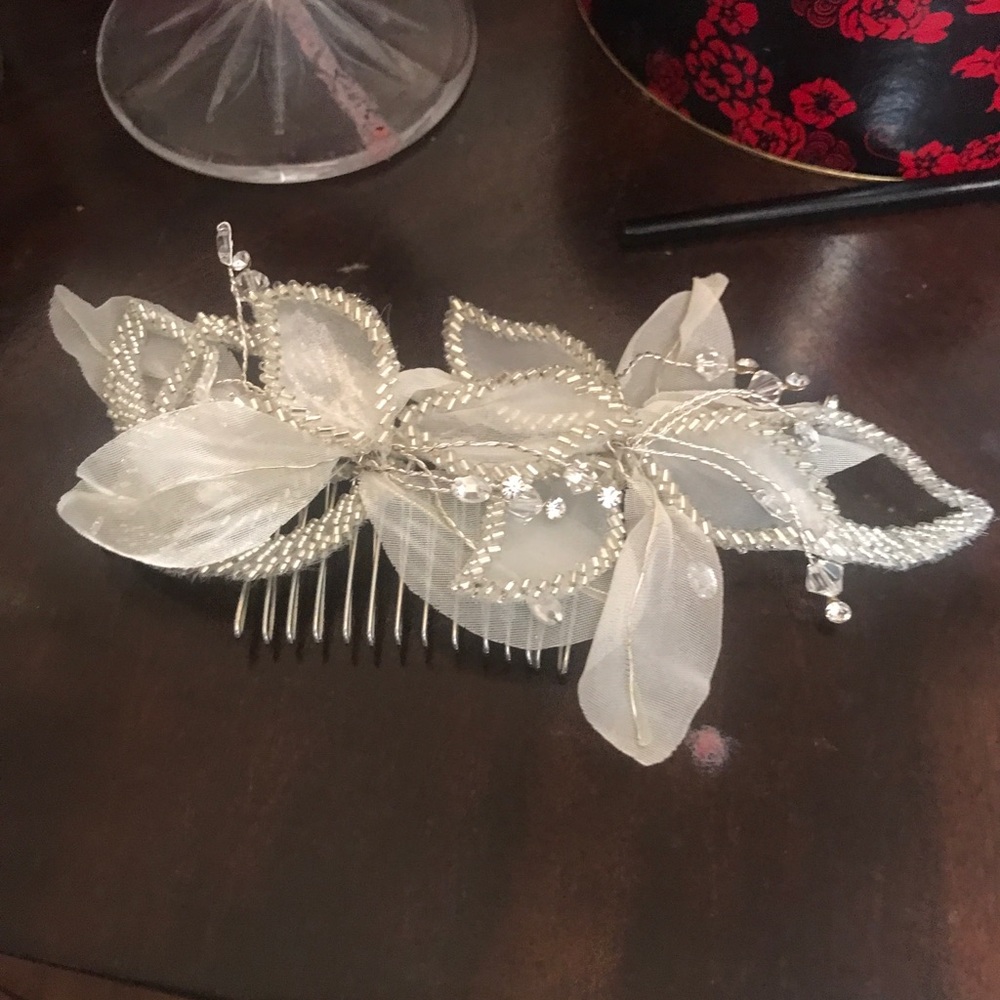 FOR SALE  swarovski bridal hair comb with vail